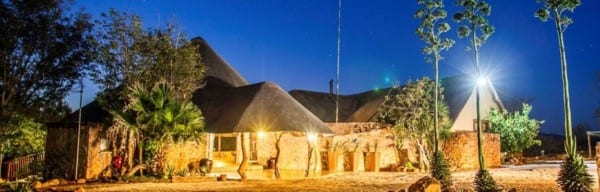 Accommodation in Luxury African Style chalets with en-suite-bathrooms